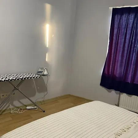 Lovely 2-bedroom With Pool, Near Restaurants. Apartman