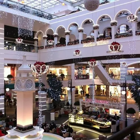 Lovely 2-bedroom With Pool, Near Restaurants. Apartman