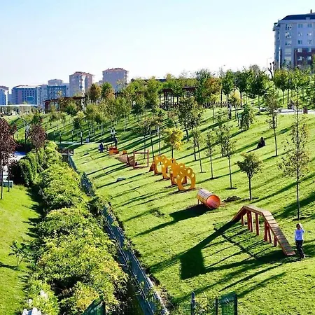 Lovely 2-bedroom With Pool, Near Restaurants. Apartman